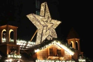 Ein beleuchteter Stern auf einer Weihnachtsmarktbude