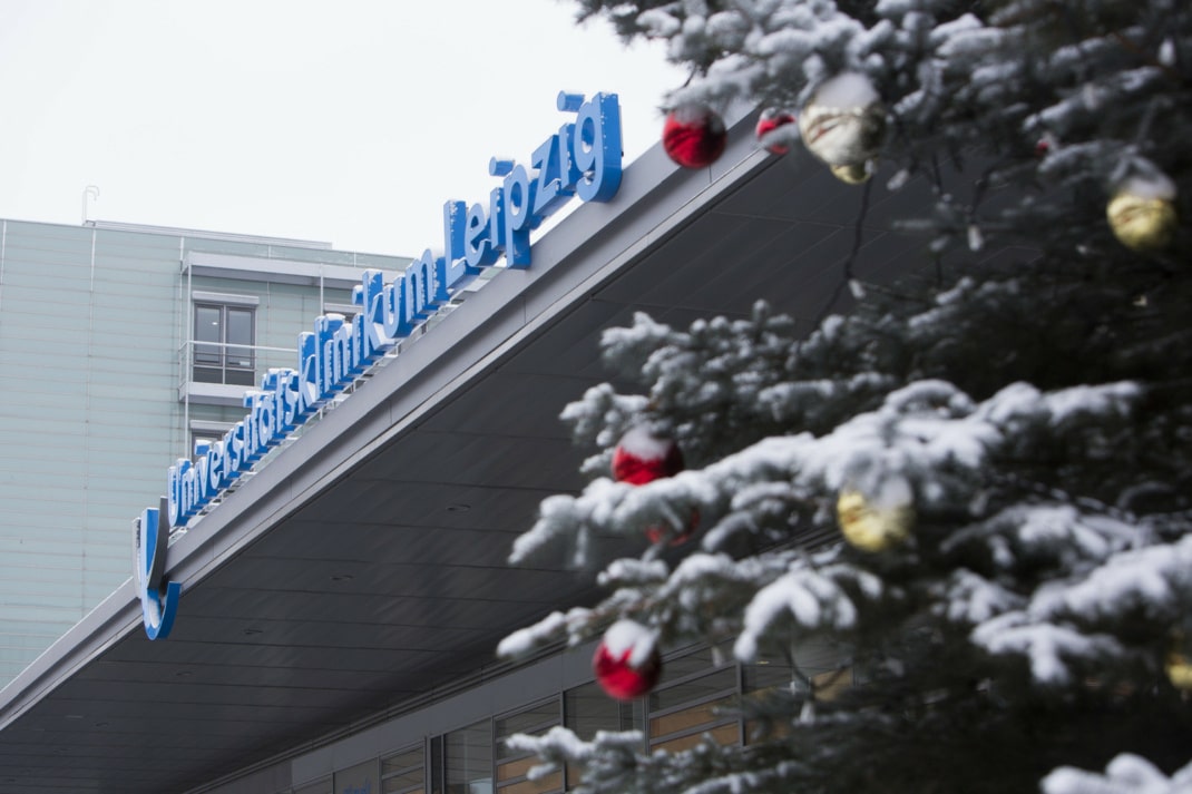 Eingang des Universitätsklinikums Leipzig mit einem Weihnachtsbaum im Vordergrund