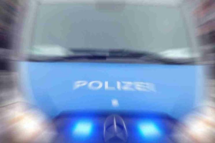 Verschwommene Vorderansicht eines Polizeiautos