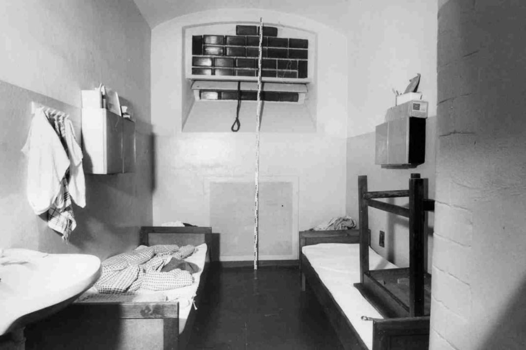 Eine Schlinge hängt von der Wand in einer Zelle des Leipziger Stasi-Gefängnisses