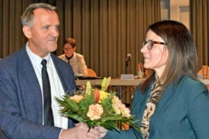 Oberbürgermeister Dr. Manfred Wilde gratuliert Patricia Groth mit einem Blumenstrauß zur Wahl als neue Bürgermeisterin von Delitzsch