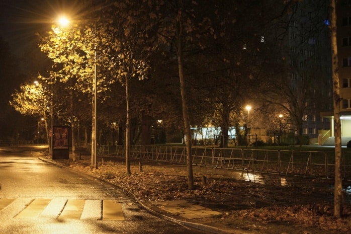 Absperrgitter in der Nacht auf den 26.11.2022 an der Ebert-Straße. Foto: Tom Richter