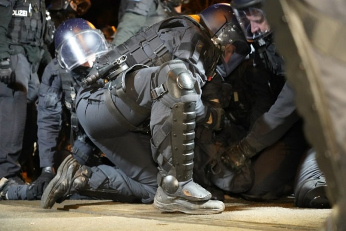Die Polizei räumt eine Straßenblockade mit körperlichem Zwang und Schmerzgriffen