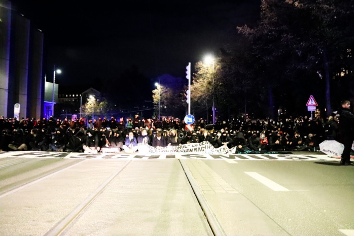 Die (eine) Blockade vom 7. November 2022: gesamt rund 1.000 Menschen hatten sich an der Gottschedstraße eingefunden. Foto: LZ