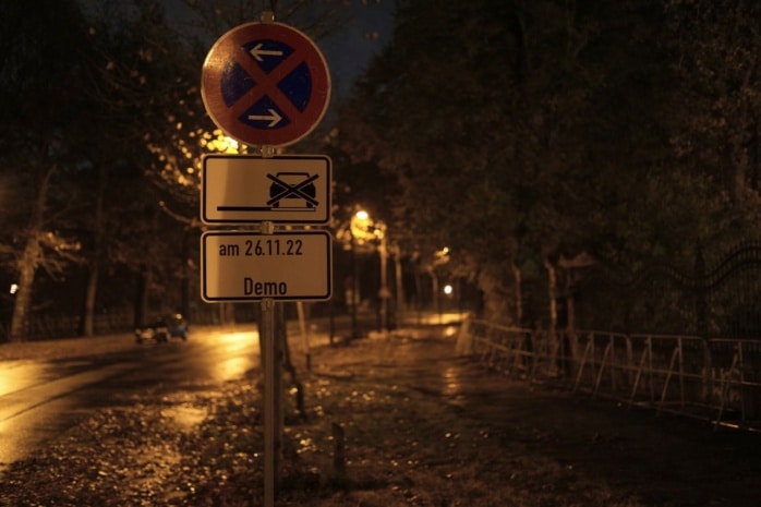 Entlang der Karl-Tauchnitz geht es am Ende der demo an der US-Botschaft vorbei Richtung Simsonplatz zurück.- Foto: Tom Richter