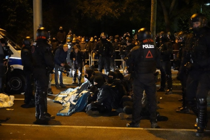 Ein kleiner Teil der ursprünglichen Sitzblockade sitzt weiterhin auf der Straße.