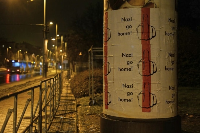 Plakate als „Willkommen“ auf der rechten Demostrecke an der Friedrich-Ebert-Str. in der Nacht zum 26.11.2022. Foto: Tom Richter
