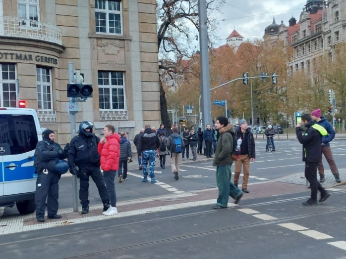 Personen verlassen die Versammlungsfläche am Simsonplatz.