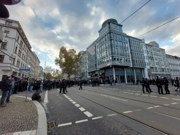 Mehrere hundert Menschen stehen an der Kreuzung Riemannstraße.