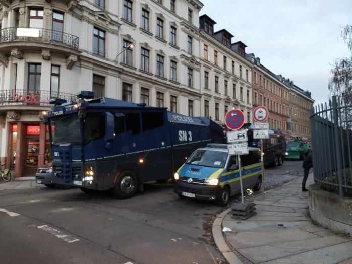 Die Polizei hat das schwere Gerät in der Dimitroffstraße bereitgestellt. Foto: LZ