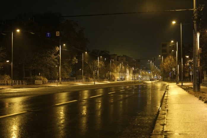 Die Demostrecke entlang der Ebert-Straße in der Nacht. Foto: Tom Richter