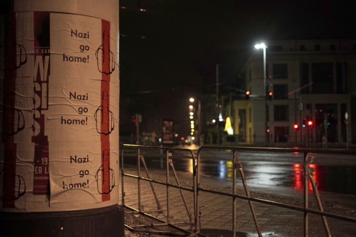 Plakate als "Willkommen" auf der rechten Demostrecke an der Friedrich-Ebert-Str. Foto: Tom Richter