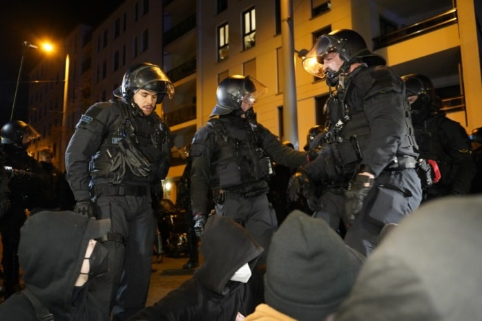 Die Polizei räumt eine Straßenblockade mit körperlichem Zwang und Schmerzgriffen
