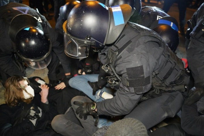Die Polizei räumt eine Straßenblockade mit körperlichem Zwang und Schmerzgriffen
