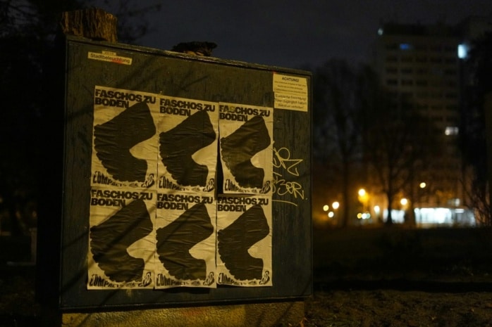 Kleine Plakate an der Ebert-Straße. Foto: Tom Richter