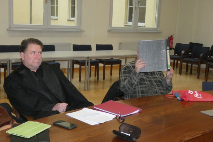 Blick auf die Anklagebank im Amtsgericht Leipzig.