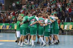 Das Handball-Team des SC DHfK Leipzig bejubelt gemeinsam in einem Kreis den Sieg. Foto: Jan Kaefer