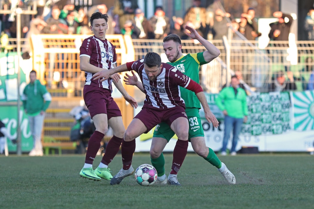 Zweikampf im Fußball-Regionalligaspiel BSG Chemie Leipzig gegen BFC Dynamo in der vergangenen Saison.