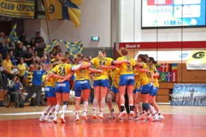 Das Team des HC Leipzig tanzt aus Freude über ihren Sieg zusammen im Kreis. Foto: Jan Kaefer