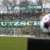 Blick auf den leeren Norddamm im Alfred-Kunze-Sportpark. Zu erkennen ist der Schriftzug "LEUTZSCH" in weiß auf grünem Untergrund. Daneben, im Vordergrund, ist verschwommen ein Fußball zu sehen. Foto: Jan Kaefer