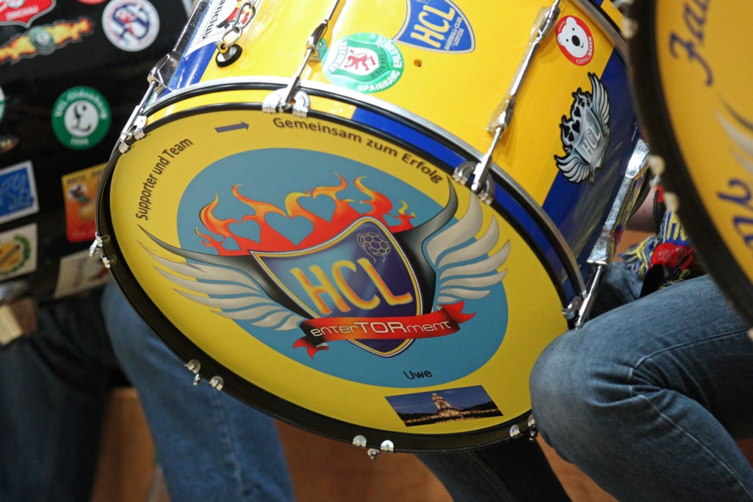 Eine Trommel der Fans des HC Leipzig mit dem Vereinswappen darauf. Foto: Jan Kaefer
