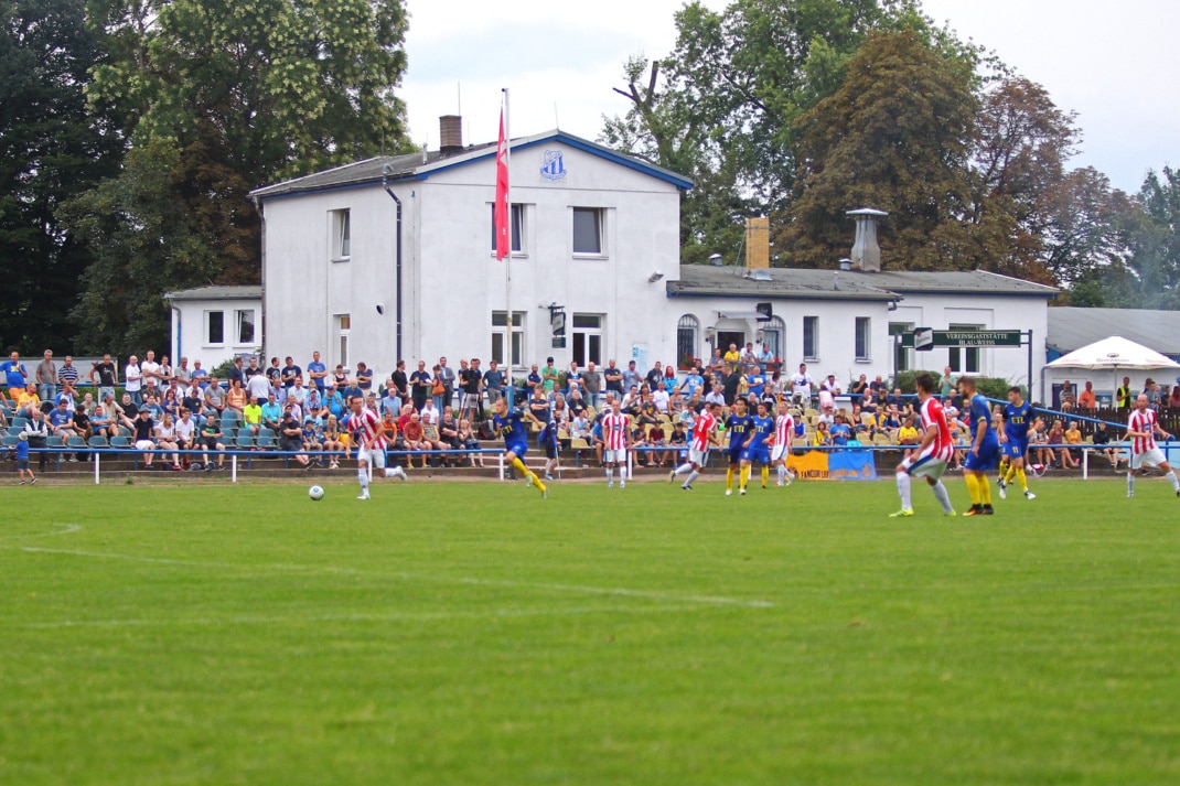 Das Stadion der Freundschaft mit Blick auf Zuschauerränge und Vereinsgaststätte. Foto: Jan Kaefer (Archiv)