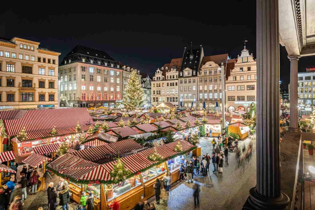 Blick vom Balkon des Alten Rathaus Leipzig auf den beleuchteten Weihnachtsmarkt