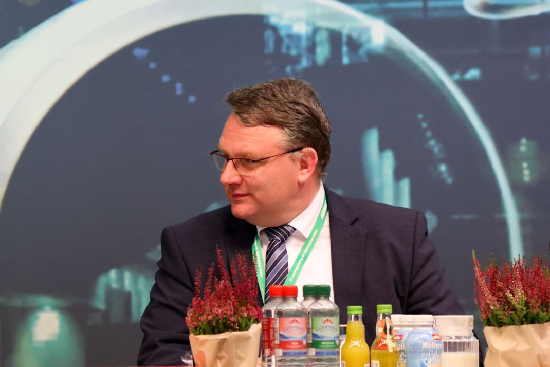 Christian Hartmann auf dem Podium des CDU Landesparteitags Sachsen.