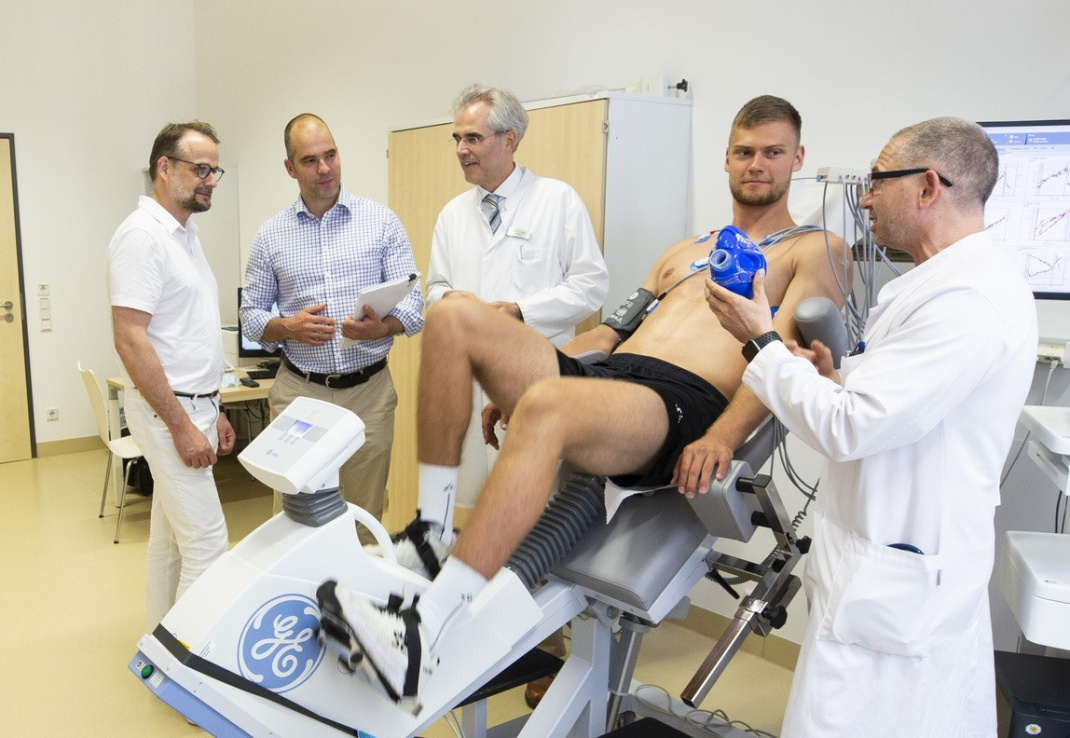 Das Team des Zentrums für Sport- und Bewegungsmedizin am UKL betreut viele Spitzensportler wie SC DHfK-Handballprofi Julius Meyer-Siebert.( Archivbild).