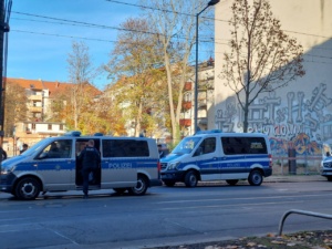 Polizeiwagen auf der Sisenbahnstraße.