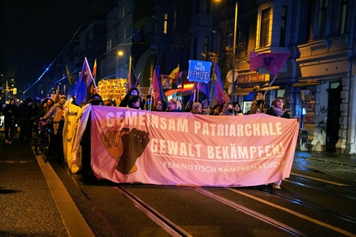 Die Demo gegen Gewalt gegen Frauen auf dem Weg zum Rabet / Höhe Eisenbahnstraße. Foto: LZ