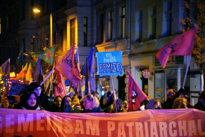 Die Demo gegen Gewalt gegen Frauen auf dem Weg zum Rabet / Höhe Eisenbahnstraße. Foto: LZ