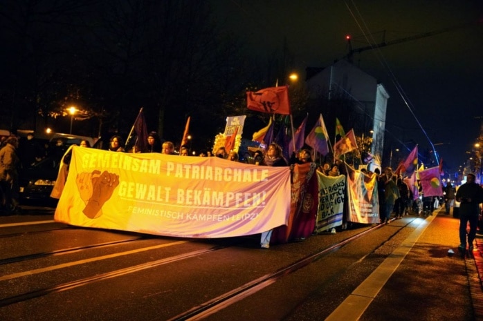 Die Demo gegen Gewalt gegen Frauen auf dem Weg zum Rabet / Höhe Eisenbahnstraße. Foto: LZ