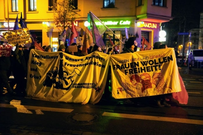 Die Demo gegen Gewalt gegen Frauen auf dem Weg zum Rabet / Höhe Eisenbahnstraße. Foto: LZ