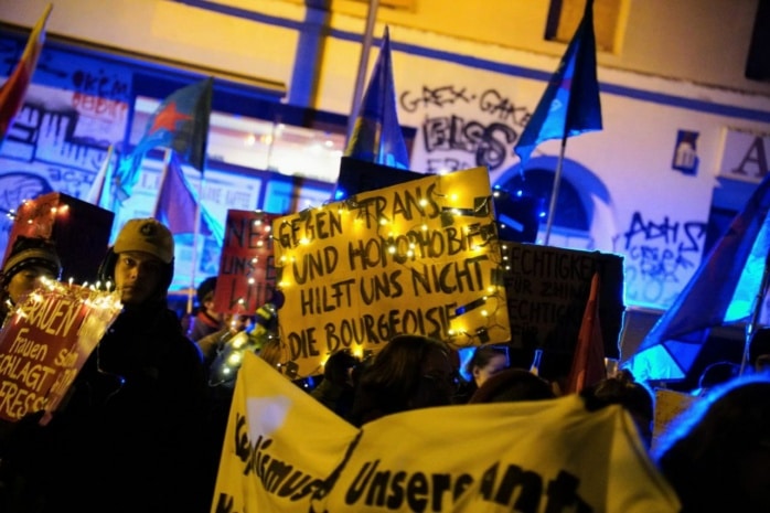 Die Demo gegen Gewalt gegen Frauen auf dem Weg zum Rabet / Höhe Eisenbahnstraße. Foto: LZ