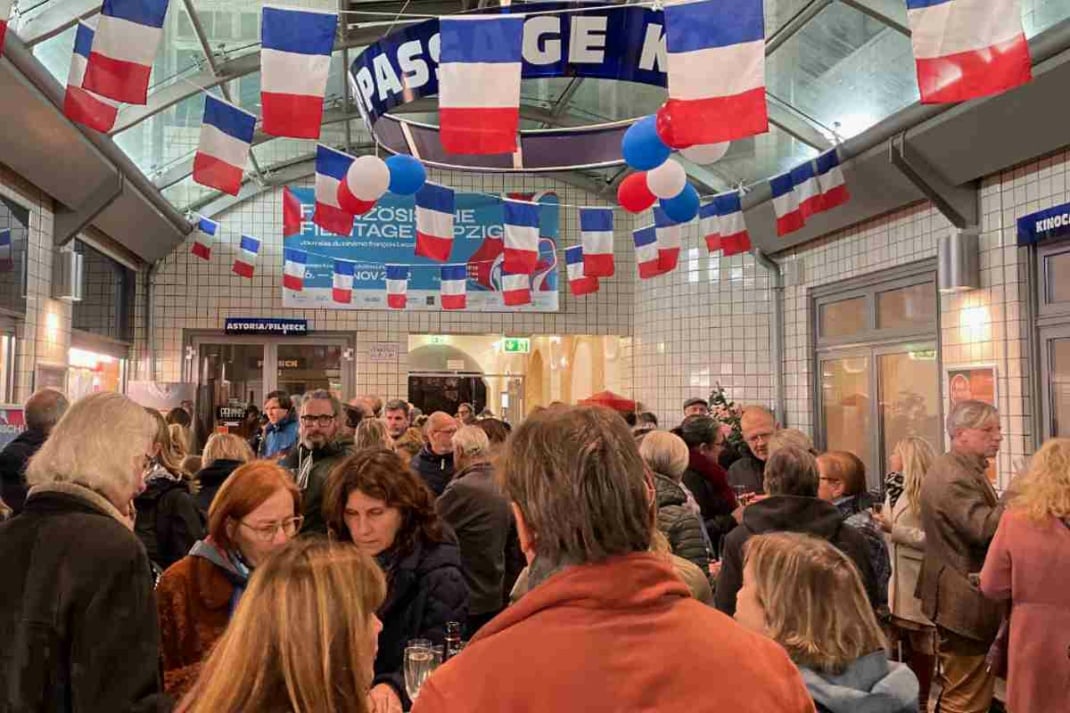 Zuschauermenge unter französischen Flaggen an der Decke auf den Französischen Filmtagen im Passagekino