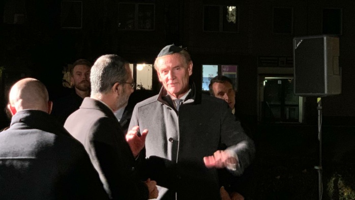 Leipzigs Oberbürgermeister Burkhard Jung im Gespräch mit anderen Personen. Er trägt eine Kippa auf dem Kopf.