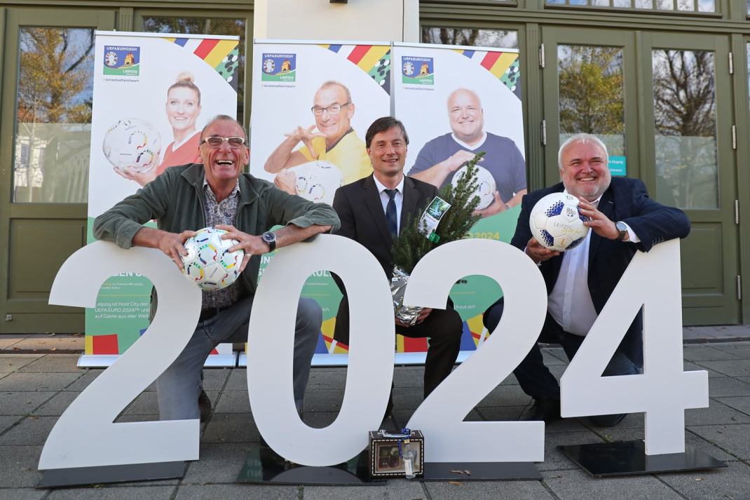 Von links: Jürgen Zielinski (Botschafter für den Bereich Kultur), Heiko Rosenthal (Die Linke/ Bürgermeister und Beigeordneter für Umwelt, Klima, Ordnung und Sport der Stadt Leipzig), Prof. Dr. Jörg Junhold (Offizieller Botschafter mit dem Schwerpunkt Nachhaltigkeit). Auf dem Transparent links: Anja Mittag (Botschafterin für den Bereich Sport und Volunteers). Foto: Jan Kaefer