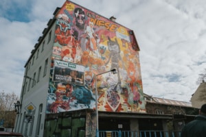 Ein Wandbild an einer Hauswand in Leipzig-Altlindenau in Gedenken an den Leipziger Comiczeichner Ralph Niese.