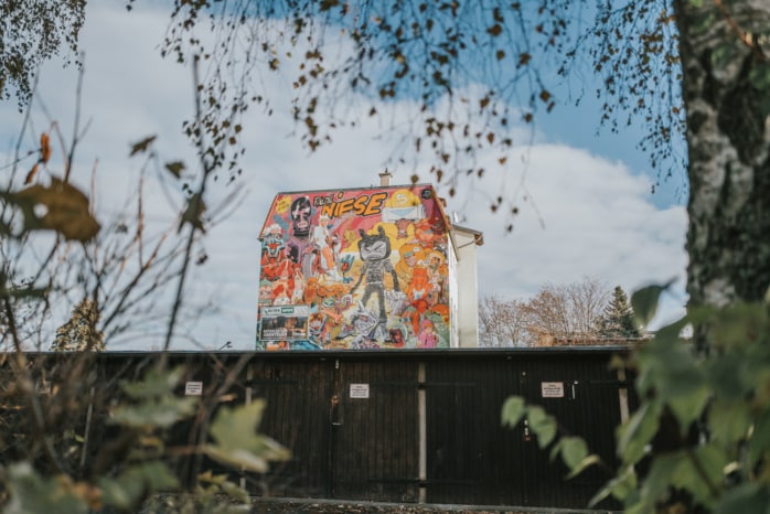 Ein Wandbild an einer Hauswand in Leipzig-Altlindenau in Gedenken an den Leipziger Comiczeichner Ralph Niese