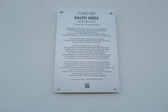 Ein Wandbild an einer Hauswand in Leipzig-Altlindenau in Gedenken an den Leipziger Comiczeichner Ralph Niese