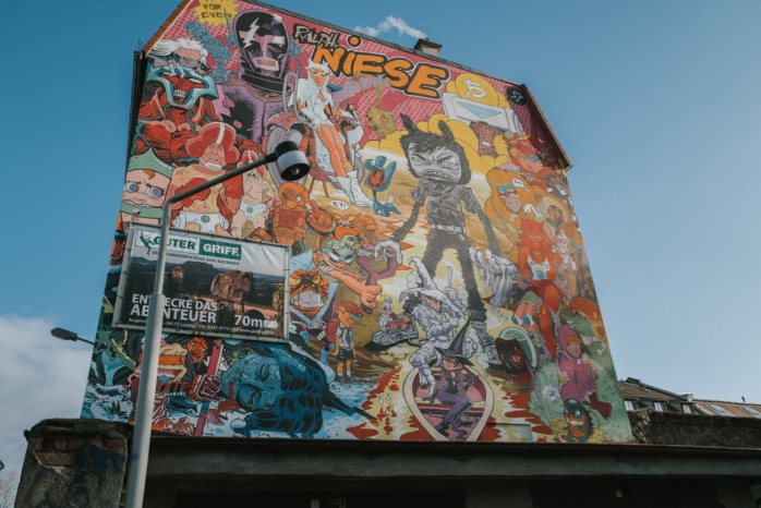 Ein Wandbild an einer Hauswand in Leipzig-Altlindenau in Gedenken an den Leipziger Comiczeichner Ralph Niese
