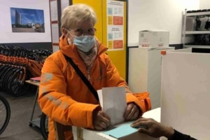 Betriebsratswahlen bei Lieferando. Eine Frau an der Wahlurne.