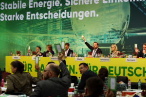 Das Tagungspodium zum Landesparteitag der CDU Sachsen am 5. November 2022 in Schkeuditz. Foto: Michael Freitag