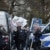 Polizei packt verbotene Schilder der rechtsradikalen Demo ins Fahrzeug.