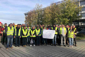 Streikende von Teigwaren Riesa am 3.11.2022 vor dem Verhandlungshotel in Riesa.