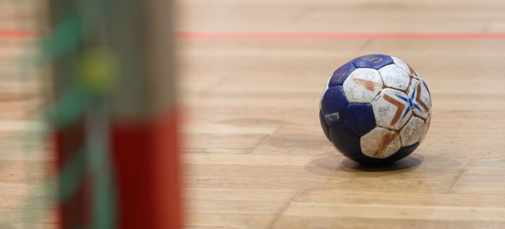 Ein Handball liegt auf dem Spielfeld, unweit des Torpfostens. Foto: Jan Kaefer