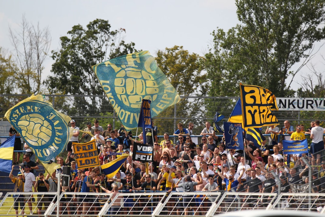 Die "Fankurve 1966" im Bruno-Plache-Stadion, gefüllt mit Fans und Fahnen des 1. FC Lok Leipzig. Foto: Jan Kaefer