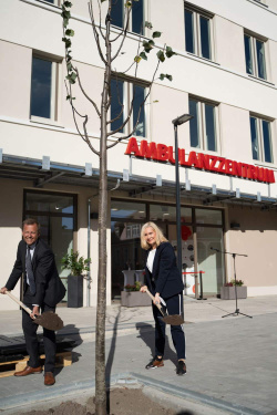 Torsten Bonew und Dr. Iris Minde pflanzen den Baum vorm neuen Ambulanzzentrum des Klinikums St. Georg. Foto: A. Weingarten