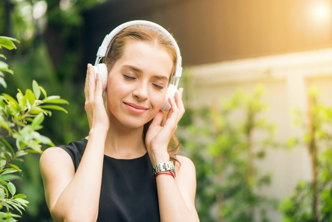 Eine häufige Lärmbelastung, beispielsweise durch das Hören lauter Musik, kann den Gehörsinn nachhaltig schädigen und zu langfristigen Problemen führen.